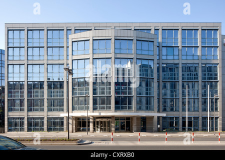 Edificio per uffici a Oskar-von-Miller-Strasse street, Frankfurt am Main, Hesse, Germania, Europa PublicGround Foto Stock