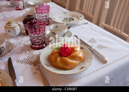 La tabella prevista per una colazione di Pasqua Foto Stock