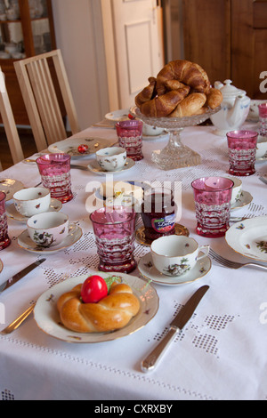 La tabella prevista per una colazione di Pasqua Foto Stock