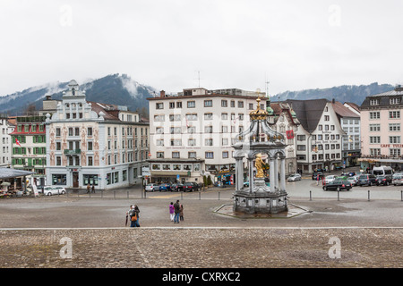 Il vecchio hotel e Maria la fontana fuori Abbazia di Einsiedeln, monastero benedettino, luogo di pellegrinaggio, Einsiedeln Foto Stock