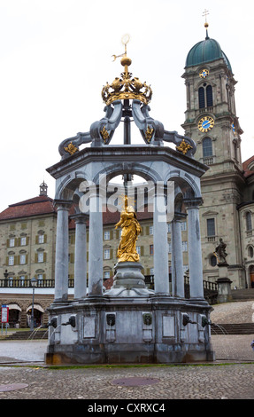 Mary's fontana e Abbazia di Einsiedeln, monastero benedettino, luogo di pellegrinaggio, Einsiedeln, Canton Svitto, Svizzera Foto Stock