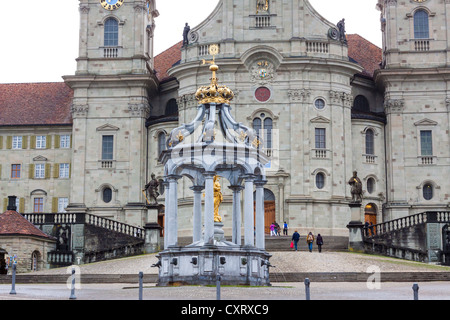 Mary's fontana e Abbazia di Einsiedeln, monastero benedettino, luogo di pellegrinaggio, Einsiedeln, Canton Svitto, Svizzera Foto Stock