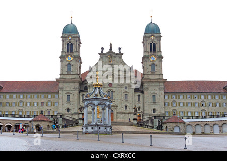 Mary's fontana e Abbazia di Einsiedeln, monastero benedettino, luogo di pellegrinaggio, Einsiedeln, Canton Svitto, Svizzera Foto Stock