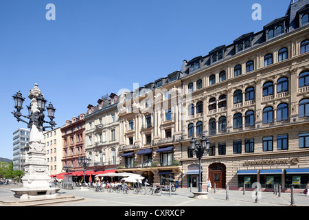 Storici edifici commerciali su Opernplatz square, Frankfurt am Main, Hesse, Germania, Europa PublicGround Foto Stock