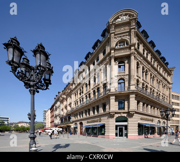 Storico edificio commerciale su Opernplatz square, Frankfurt am Main, Hesse, Germania, Europa PublicGround Foto Stock