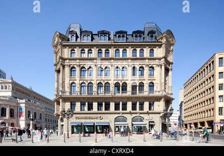 Storico edificio commerciale su Opernplatz square, Frankfurt am Main, Hesse, Germania, Europa PublicGround Foto Stock