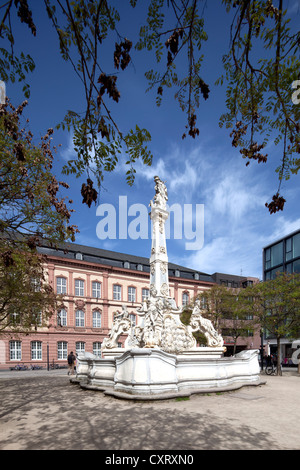 St George's fontana sul Kornmarkt, grano piazza del mercato, Trier, Renania-Palatinato, Germania, Europa PublicGround Foto Stock