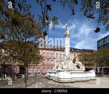 St George's fontana sul Kornmarkt, grano piazza del mercato, Trier, Renania-Palatinato, Germania, Europa PublicGround Foto Stock