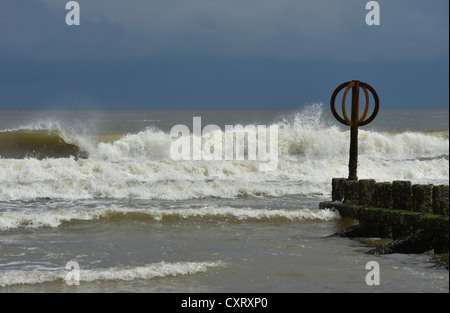 Le tempeste, un mare tempestoso colpendo pennelli, frangiflutti, spiaggia, Aberdeen Scotland, Regno Unito, Europa Foto Stock