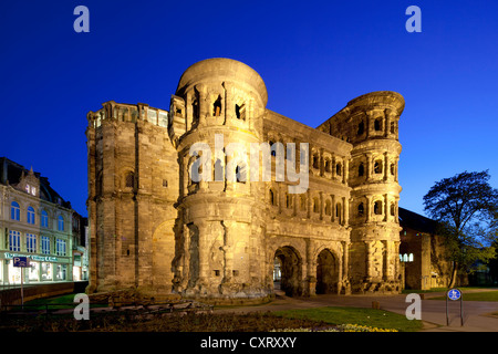 Porta Nigra city gate, facciata nord, un sito Patrimonio Mondiale dell'UNESCO, Trier, Renania-Palatinato, Germania, Europa PublicGround Foto Stock