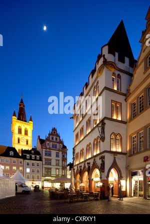 Hauptmarkt square, Haus Steipe edificio, San Gangolf chiesa, Trier, Renania-Palatinato, Germania, Europa PublicGround Foto Stock