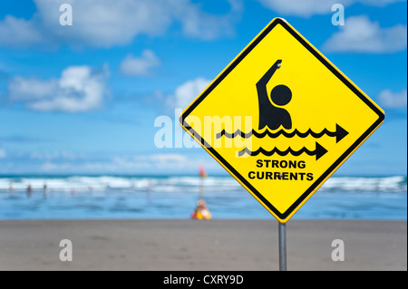 Segnale di avvertimento, lettering "forti correnti' su una spiaggia, Nuova Zelanda Foto Stock