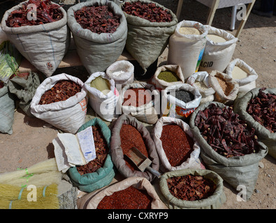 Sacchetti di sarge di peperoncino (capsicum), essiccato, macinato e cialde intero, peperoncino concessionario, Uyghur mercato del bestiame, mercato di domenica, Kashgar Foto Stock