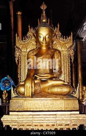 Shan-style statua del Buddha a Nga Phe Kyaung monastero, Jumping Cat Monastero, Lago Inle Birmania, noto anche come Myanmar Foto Stock