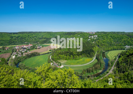 Vista superiore della valle del Danubio e la città di Beuron come visto dalla roccia Jaegerfelsen, Baden-Wuerttemberg, Germania, Europa Foto Stock