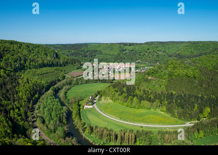 Vista superiore della valle del Danubio e la città di Beuron come visto dalla roccia Altstadtfelsen, Baden-Wuerttemberg, Germania, Europa Foto Stock