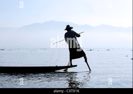 Fisherman, gamba rower sul Lago Inle Birmania, noto anche come il Myanmar, Asia sud-orientale, Asia Foto Stock