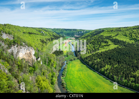 Vista del Danubio superiore valle come visto dalla roccia Knopfmacherfelsen, Baden-Wuerttemberg, Germania, Europa Foto Stock