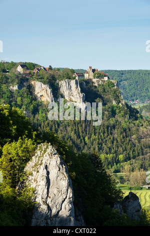 Vista superiore della valle del Danubio e il castello di Werenwag come visto dalla roccia Eichfelsen, Baden-Wuerttemberg, Germania, Europa Foto Stock