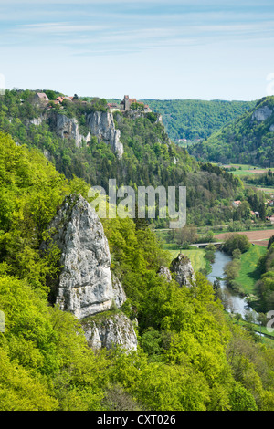 Vista superiore della valle del Danubio e il castello di Werenwag come visto dalla roccia Eichfelsen, Baden-Wuerttemberg, Germania, Europa Foto Stock