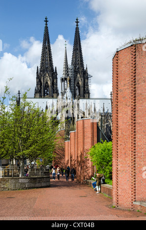 Vista su tutta Heinrich-Boell-Platz verso la cattedrale di Colonia, Colonia, nella Renania settentrionale-Vestfalia, Germania, Europa Foto Stock