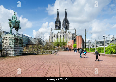 Vista su tutta Heinrich-Boell-Platz verso la cattedrale di Colonia, la statua equestre di Kaiser Wilhelm II sulla sinistra, Colonia Foto Stock