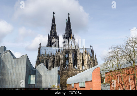 Vista da Heinrich-Boell-Platz verso la cattedrale di Colonia, Colonia Philharmonic Hall sulla sinistra, Colonia Foto Stock