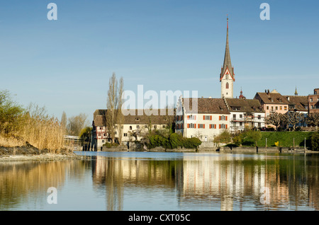 Come vista da Werd island attraverso il fiume Reno con il quartiere storico di Stein am Rhein, Cantone di Sciaffusa Foto Stock