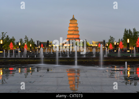 Trick Fountains nella parte anteriore del gigante della Pagoda dell'Oca Selvaggia o la Grande Pagoda dell'Oca Selvaggia, Cinese Dayan Ta, Xian, Cina e Asia Foto Stock
