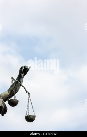 Signora giustizia azienda scale, Justitia Brunnen, fontana di giustizia, Piazza Roemer, Frankfurt am Main, Hesse, PublicGround Foto Stock