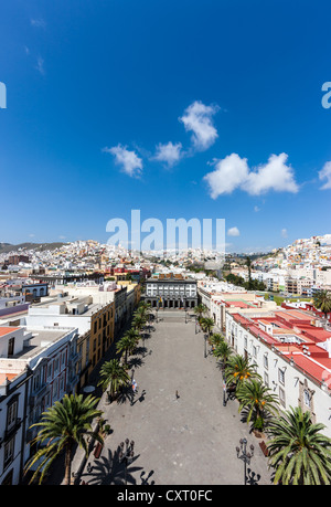 Vista su Plaza Santa Ana square verso Casas Consistoriales, il Municipio, il centro storico della città di Las Palmas Foto Stock