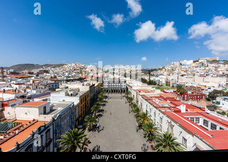 Vista su Plaza Santa Ana square verso Casas Consistoriales, il Municipio, il centro storico della città di Las Palmas Foto Stock