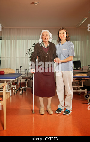 Vecchia donna con un fisioterapista Foto Stock