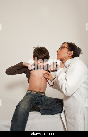 Ragazzo per ottenere un esame presso il pediatra's Foto Stock