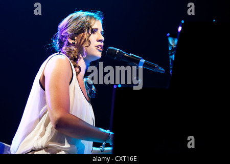 Cantante svizzera Eliane Mueller, vincitore del 'Dcome groesste Schweizer talento 2012' contest, cantare dal vivo al Swisslife Arena Foto Stock