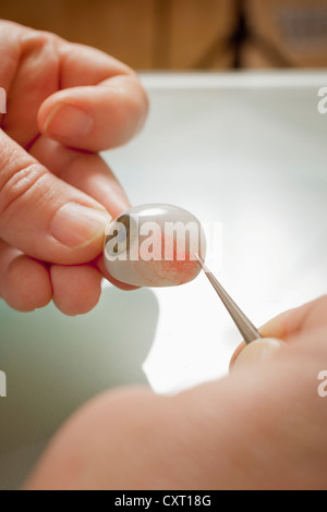 Produzione di un occhio artificiale, protesi oculari Foto Stock