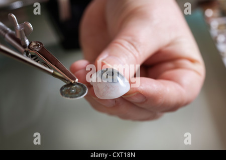 Produzione di un occhio artificiale, protesi oculari Foto Stock