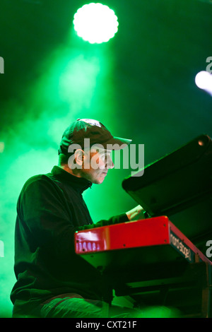 Sebastien Troendle, tastierista della Swiss reggae musicista Famara suonare dal vivo al Soundcheck di aria aperta in Sempach-Neuenkirch Foto Stock