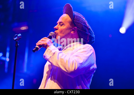 La Swiss reggae musicista Famara suonare dal vivo al Soundcheck di aria aperta in Sempach-Neuenkirch, Lucerna, Svizzera, Europa Foto Stock