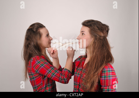 Gemelle di bere alla fraternità da champagne Foto Stock