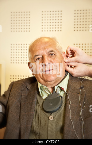 Senior a una prova di audizione in un laboratorio Foto Stock