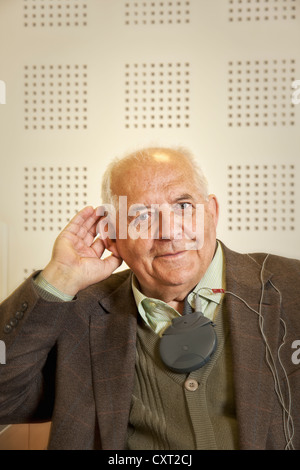 Senior a una prova di audizione in un laboratorio Foto Stock