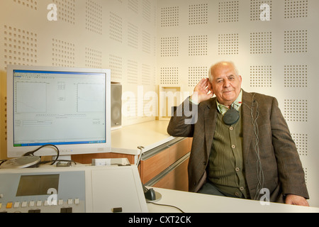 Senior a una prova di audizione in un laboratorio Foto Stock