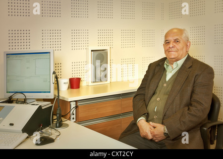 Senior a una prova di audizione in un laboratorio Foto Stock