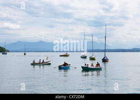 Barche sul Lago di Starnberg in Ammerland, comunità Muensing, Fuenfseenland distretto, Alta Baviera, Baviera, Germania, Europa Foto Stock