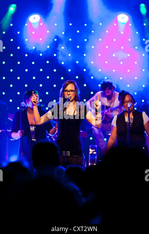 Cantante svizzera Stefanie Heinz man performing live in Schueuer concert hall, Lucerna, Svizzera, Europa Foto Stock