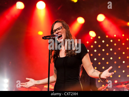 Cantante svizzera Stefanie Heinz man performing live in Schueuer concert hall, Lucerna, Svizzera, Europa Foto Stock