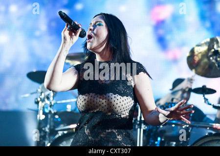 Anette Olzon, cantante del finlandese symphonic metal band Nightwish, suonare dal vivo presso il Hallenstadion concert hall, Zurigo Foto Stock