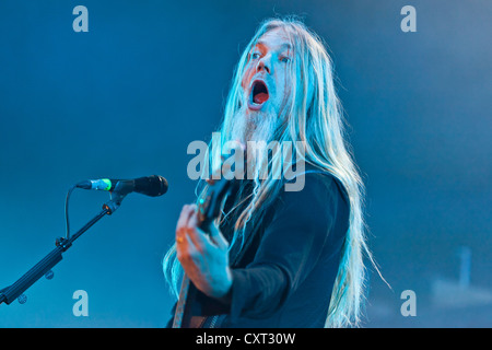 Marco Hietala, bass player del finlandese symphonic metal band Nightwish, suonare dal vivo presso il Hallenstadion concert hall Foto Stock