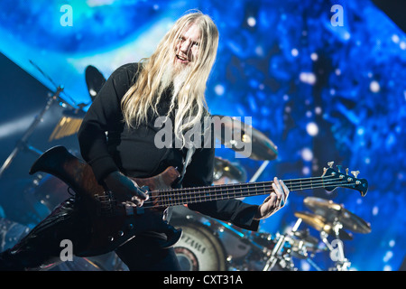 Marco Hietala, bass player del finlandese symphonic metal band Nightwish, suonare dal vivo presso il Hallenstadion concert hall Foto Stock